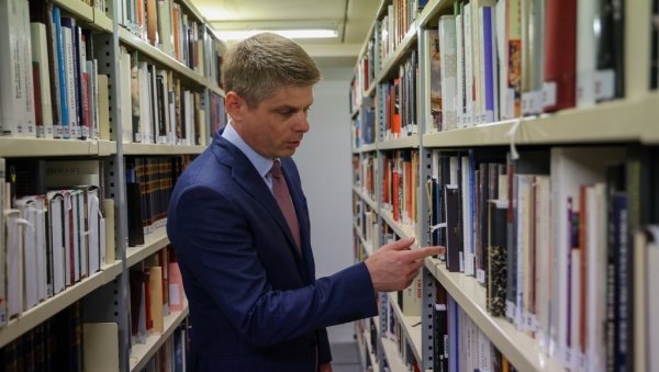 ДРЖАЊЕ ПРЕДАВАЊА СРБИМА НИКАДА НИЈЕ ДОБРА ОПЦИЈА Гујон оштро одговорио Марти Кос: Лицемерје никада није опција
