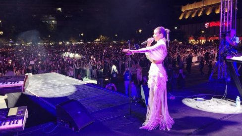 TURBO I FOLK ŽURKA: Breskvica muzikom i pesmom zapalila publiku u Leskovcu TURBO I FOLK ŽURKA: Breskvica muzikom i pesmom zapalila publiku u Leskovcu