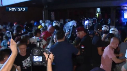 TERORISTI BACAJU TOPOVSKE UDARE NA POLICIJU: Blokaderi siledžije prave haos u Novom Sadu