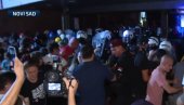 TERORISTI BACAJU TOPOVSKE UDARE NA POLICIJU: Blokaderi siledžije prave haos u Novom Sadu TERORISTI BACAJU TOPOVSKE UDARE NA POLICIJU: Blokaderi siledžije prave haos u Novom Sadu
