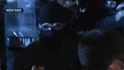 OGLASIO SE MUP O NASILJU BLOKADERA U NOVOM SADU: Gađali su policajce kamenicama, jajima, pirotehničkim sredstvima OGLASIO SE MUP O NASILJU BLOKADERA U NOVOM SADU: Gađali su policajce kamenicama, jajima, pirotehničkim sredstvima