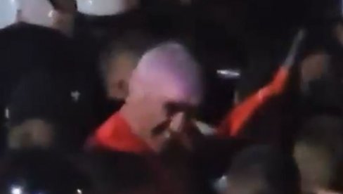 BAČULOV OPET PREDVODI NAPAD NA POLICIJU: U prvim redovima sa blokaderima, bačen i topovski udar (VIDEO) BAČULOV OPET PREDVODI NAPAD NA POLICIJU: U prvim redovima sa blokaderima, bačen i topovski udar (VIDEO)