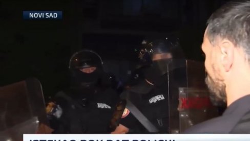 BLOKADERI U NOVOM SADU PRETE DA ĆE LINČOVATI DECU POLICAJCA: Znaćemo vam žene i decu, videćete kako će da prođu (VIDEO) BLOKADERI U NOVOM SADU PRETE DA ĆE LINČOVATI DECU POLICAJCA: Znaćemo vam žene i decu, videćete kako će da prođu (VIDEO)