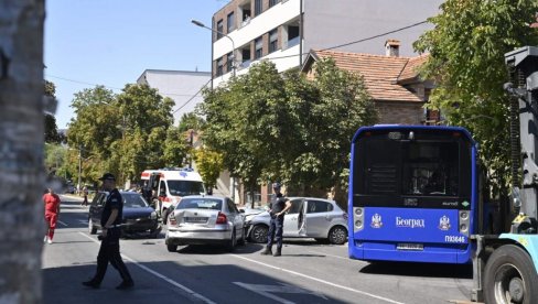 SNIMCI SA MESTA JEZIVE NESREĆE U ZEMUNU: Sudarili se autobus i automobili - Poginula devojčica (VIDEO) SNIMCI SA MESTA JEZIVE NESREĆE U ZEMUNU: Sudarili se autobus i automobili - Poginula devojčica (VIDEO)
