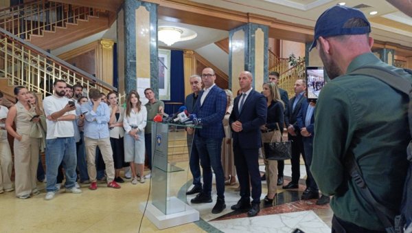 КУРТИ И САМООПРЕДЕЉЕЊЕ СВЕСНО КРШЕ ОСНОВНА ЉУДСКА ПРАВА СРБА: Српска листа најавила жалбу тзв. Уставном суду Косова због кршења процесура КУРТИ И САМООПРЕДЕЉЕЊЕ СВЕСНО КРШЕ ОСНОВНА ЉУДСКА ПРАВА СРБА: Српска листа најавила жалбу тзв. Уставном суду Косова због кршења процесура