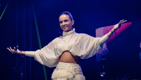 DECA SU MOJA NAJVERNIJA PUBLIKA: Anđela Ignjatović Breskvica o koncertu na „Roštiljijadi“, letnjoj turneju, novitetima, fanovima (FOTO) DECA SU MOJA NAJVERNIJA PUBLIKA: Anđela Ignjatović Breskvica o koncertu na „Roštiljijadi“, letnjoj turneju, novitetima, fanovima (FOTO)