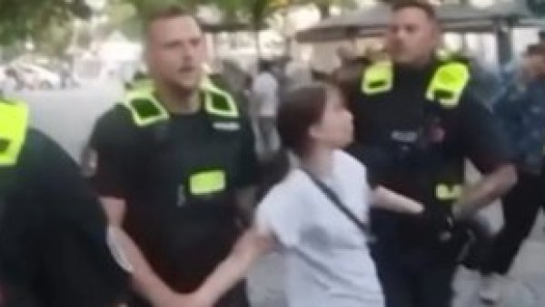 УХАПШЕНА ДЕВОЈЧИЦА (14): Немачка полиција не толерише дивљање на протестима (ВИДЕО) УХАПШЕНА ДЕВОЈЧИЦА (14): Немачка полиција не толерише дивљање на протестима (ВИДЕО)