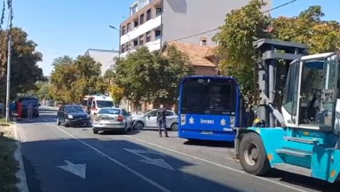 AUTOBUS PROŠAO NA CRVENO I NA PEŠAČKOM UDARIO DEVOJČICU: Detalji jezive nesreće u Zemunu u kojoj je stradala tinejdžerka AUTOBUS PROŠAO NA CRVENO I NA PEŠAČKOM UDARIO DEVOJČICU: Detalji jezive nesreće u Zemunu u kojoj je stradala tinejdžerka
