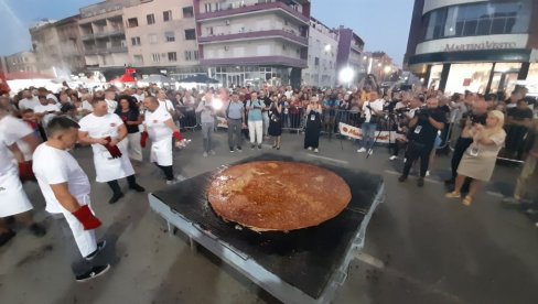 NAPRAVLJENA PLJESKAVICA OD 90 KILOGRAMA MESA: Ista ekipa leskovačkih majstora roštilja postavila novi rekord NAPRAVLJENA PLJESKAVICA OD 90 KILOGRAMA MESA: Ista ekipa leskovačkih majstora roštilja postavila novi rekord