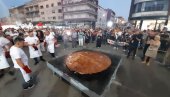 NAPRAVLJENA PLJESKAVICA OD 90 KILOGRAMA MESA: Ista ekipa leskovačkih majstora roštilja postavila novi rekord
