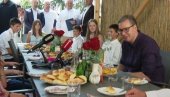 ВУЧИЋ У РАКОВИЦИ: Председник у посети породици Васиљевић којој ће уручити осам кубика дрва (ВИДЕО)