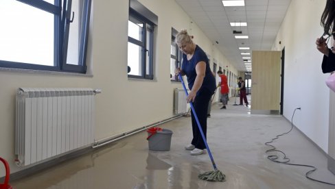SREĐENA POSLE 65 GODINA: Završena kompletna rekonstrukcija Osnovne škole Oslobodioci Beograda SREĐENA POSLE 65 GODINA: Završena kompletna rekonstrukcija Osnovne škole Oslobodioci Beograda