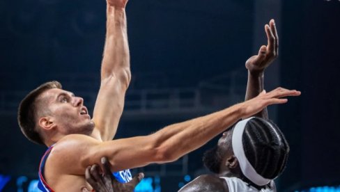 PETRUŠEV PRVI UDAREN, A ISKLJUČEN! Evo zašto su sudije izbacile Srbina sa meča Evrobasketa (VIDEO)