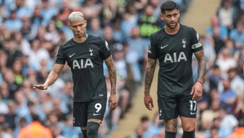 СПЕКТАКЛ У ЛОНДОНУ: Када играју певци и плавци драма никада не изостаје СПЕКТАКЛ У ЛОНДОНУ: Када играју певци и плавци драма никада не изостаје