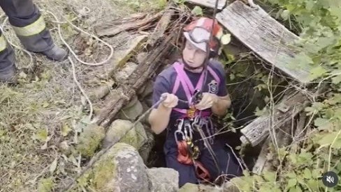 VATROGASAC SE SPUSTIO U BUNAR NA DESETAK METARA DUBINE: Pogledajte ovaj neverovatan snimak spašavanja zbog kojeg se domaćin obradovao (VIDEO VATROGASAC SE SPUSTIO U BUNAR NA DESETAK METARA DUBINE: Pogledajte ovaj neverovatan snimak spašavanja zbog kojeg se domaćin obradovao (VIDEO