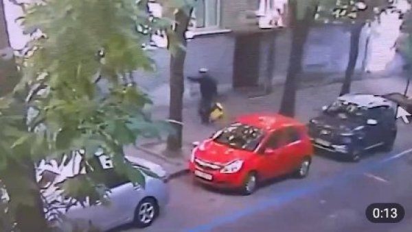 УБИЦА СЕ ПРЕРУШИО У КУРИРА: Објављен језив снимак убиства бившег председника украјинске скупштине (ВИДЕО) УБИЦА СЕ ПРЕРУШИО У КУРИРА: Објављен језив снимак убиства бившег председника украјинске скупштине (ВИДЕО)