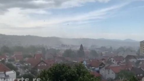 VETAR ČUPAO DRVEĆE IZ KORENA: Olujno nevreme pogodilo Čačak VETAR ČUPAO DRVEĆE IZ KORENA: Olujno nevreme pogodilo Čačak