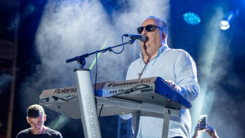 МОРАМ ДА „ОСЕТИМ“ ПЕСМУ: Дејан Матић о музици, летњној турнеји, естрадној километражи, стварању (ФОТО) МОРАМ ДА „ОСЕТИМ“ ПЕСМУ: Дејан Матић о музици, летњној турнеји, естрадној километражи, стварању (ФОТО)