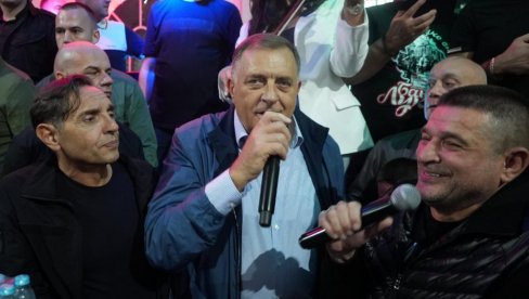 ЗАДОВОЉСТВО ЈЕ БИТИ НА МАЊАЧИ СА СЛОБОДНИМ СРБИМА : Сенатор Републике Српске Александар Вулин на Мањачи са председником Милорадом Додиком ЗАДОВОЉСТВО ЈЕ БИТИ НА МАЊАЧИ СА СЛОБОДНИМ СРБИМА : Сенатор Републике Српске Александар Вулин на Мањачи са председником Милорадом Додиком