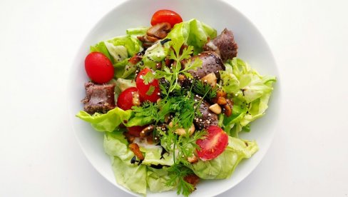 TOPLA JAGNJEĆA SALATA ZA GURMANE SA STILOM: Ovo će biti vaše novo omiljeno jelo TOPLA JAGNJEĆA SALATA ZA GURMANE SA STILOM: Ovo će biti vaše novo omiljeno jelo