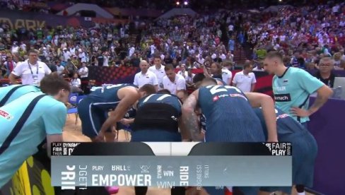 LUKA DONČIĆ JE HIT! Preuzeo ulogu trenera pa odbrusio saigraču (VIDEO) LUKA DONČIĆ JE HIT! Preuzeo ulogu trenera pa odbrusio saigraču (VIDEO)