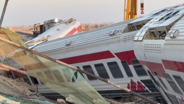 ТРОЈЕ ПОГИНУЛО У СТРАШНОЈ НЕСРЕЋИ: Воз исклизнуо са шина, скоро 100 повређених ТРОЈЕ ПОГИНУЛО У СТРАШНОЈ НЕСРЕЋИ: Воз исклизнуо са шина, скоро 100 повређених