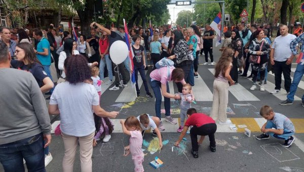 СЛИКА КОЈА ОСТАВЉА БЕЗ ТЕКСТА: Велики број деце на окупљању против блокада у Крушевцу (ФОТО)