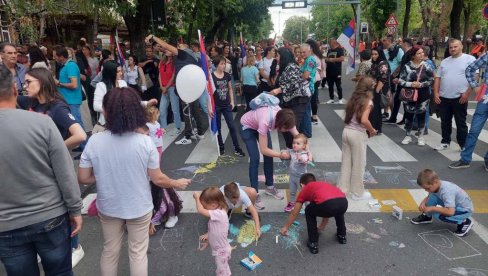 SLIKA KOJA OSTAVLJA BEZ TEKSTA: Veliki broj dece na okupljanju protiv blokada u Kruševcu (FOTO) SLIKA KOJA OSTAVLJA BEZ TEKSTA: Veliki broj dece na okupljanju protiv blokada u Kruševcu (FOTO)