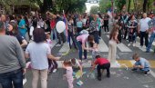 SLIKA KOJA OSTAVLJA BEZ TEKSTA: Veliki broj dece na okupljanju protiv blokada u Kruševcu (FOTO)