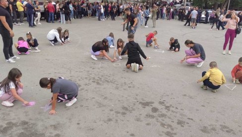 DECA SU UKRAS SVETA: Mališani iz Vranjske Banje dočekuju goste uz poruke i crteže na kružnom prelazu (FOTO)(VIDEO)