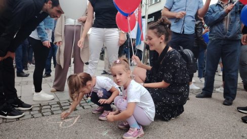DEČIJA GRAJA I PORUKE LJUBAVI PROTIV NASILJA: Deca u Loznici dočekuju goste crtežima ljubavi (FOTO)(VIDEO) DEČIJA GRAJA I PORUKE LJUBAVI PROTIV NASILJA: Deca u Loznici dočekuju goste crtežima ljubavi (FOTO)(VIDEO)