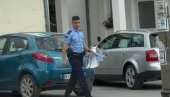 ОДГОВАРА МУ БЛОКИРАНА СРБИЈА: Курти послао своју полицију да цепа плакате против блокаде Србије (ФОТО)