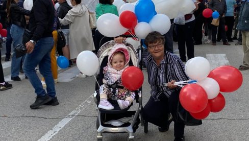 PRELEPA SLIKA: Baka sa unukom na skupu protiv blokada (FOTO)