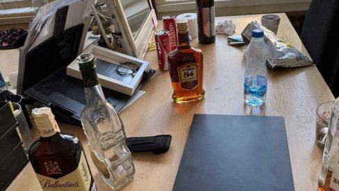 ЛЕГЛО ЗАРАЗЕ НА ДИФУ: Ево шта су блокадери направили од факултета - пикавци, алкохол и ђубре (ФОТО/ВИДЕО) ЛЕГЛО ЗАРАЗЕ НА ДИФУ: Ево шта су блокадери направили од факултета - пикавци, алкохол и ђубре (ФОТО/ВИДЕО)