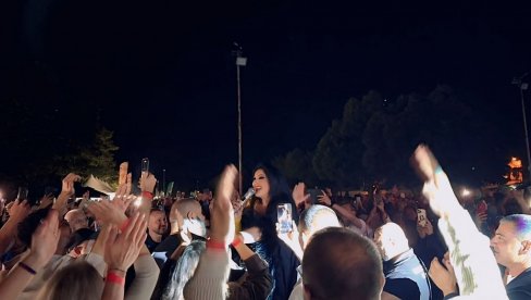 ДИРЉИВА И ЕМОТИВНА НОЋ: Драгана Мирковић у Бугарској добила овације од 30 хиљада људи, највећи спектакли тек следе за крај лета (ФОТО) ДИРЉИВА И ЕМОТИВНА НОЋ: Драгана Мирковић у Бугарској добила овације од 30 хиљада људи, највећи спектакли тек следе за крај лета (ФОТО)