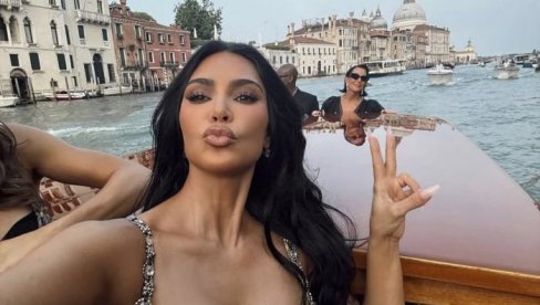 KIM KARDAŠIJAN DOŠLA U VENECIJU I OBRUKALA SE: Niko nije mogao da gleda u kreaciju koju je odlučila da ponese! (FOTO) KIM KARDAŠIJAN DOŠLA U VENECIJU I OBRUKALA SE: Niko nije mogao da gleda u kreaciju koju je odlučila da ponese! (FOTO)