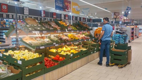 VRŠČANI ISPRAZNILI RAFOVE SA NIŽIM CENAMA: Pojeftinilo povrće - Luk za 45 dinara (FOTO) VRŠČANI ISPRAZNILI RAFOVE SA NIŽIM CENAMA: Pojeftinilo povrće - Luk za 45 dinara (FOTO)