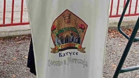 NA KRAJU JE BACILI U KONTEJNER: Tzv. kosovka policija na Brnjaku oduzela i pocepala zastavu srpskog pevačkog društva NA KRAJU JE BACILI U KONTEJNER: Tzv. kosovka policija na Brnjaku oduzela i pocepala zastavu srpskog pevačkog društva