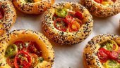 POGAČICE SA PARADAJZOM I BOSILJKOM: Recept za ukusnu grickalicu