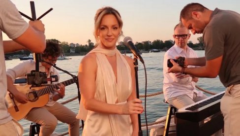 POSVETILA SVOJOJ MAJCI: Tijana Bogićević rasplakala region (FOTO) POSVETILA SVOJOJ MAJCI: Tijana Bogićević rasplakala region (FOTO)