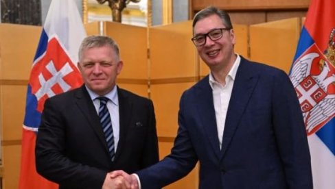 VUČIĆ SE SASTAO SA FICOM: Predsednik u Pekingu razgovarao sa slovačkim premijerom