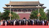 MOĆNA SLIKA IZ PEKINGA: Vučić rame uz rame sa svetskim liderima na paradi kod Sija (FOTO)