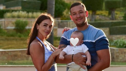ZALAZAK SUNCA I RAJ OKO NJIH: Uroš Živković uživa na odmoru sa surpugom i sinom (FOTO) ZALAZAK SUNCA I RAJ OKO NJIH: Uroš Živković uživa na odmoru sa surpugom i sinom (FOTO)