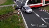 (UZNEMIRUJUĆ SNIMAK) Deka (81) probio rampu, odneo ga voz! Desetine mrtvih, 170 nesreća na pružnim prelazima godišnje u Poljskoj