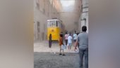 ВЕЛИКИ БРОЈ МРТВИХ И РАЊЕНИХ У ЛИСАБОНУ: Популарна жичара исклизнула из шина и срушила се (ВИДЕО)