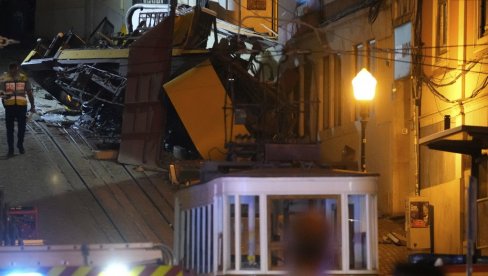 CELA PORODICA BILA U ŽIČARI SMRTI U LISABONU: Trudnica, suprug i dečak prevezeni u bolnicu, poznato njihovo stanje (FOTO) CELA PORODICA BILA U ŽIČARI SMRTI U LISABONU: Trudnica, suprug i dečak prevezeni u bolnicu, poznato njihovo stanje (FOTO)