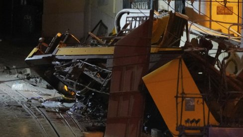 DEČAK (3) NIJE HTEO DA PUSTI RUKU SPASIOCA: Otac stradao na mestu, majka na intenzivnoj nezi, potresne scene nakon nesreće u Lisabonu DEČAK (3) NIJE HTEO DA PUSTI RUKU SPASIOCA: Otac stradao na mestu, majka na intenzivnoj nezi, potresne scene nakon nesreće u Lisabonu