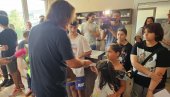 Жељко Митровић обрадовао своје клинце – донирао целокупан школски прибор и џепарац за СВУ децу школског узраста без родитељског старања!