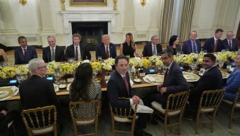 VEČERA U BELOJ KUĆI BEZ MASKA: Gejts, Zakerberg, Kuk gosti Donalda Trampa VEČERA U BELOJ KUĆI BEZ MASKA: Gejts, Zakerberg, Kuk gosti Donalda Trampa