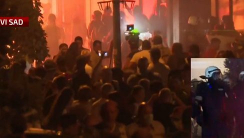 БЛОКАДЕРИ НАПАЛИ ПОЛИЦИЈУ У НОВОМ САДУ: Терористи бацају димне бомбе